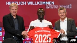 Sadio Mane, au centre, pose à côté du PDG du Bayern Munich Oliver Kahn, à gauche, et le président Herbert Hainer, à Munich, Allemagne, le 22 juin 2022.