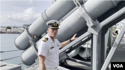 케빈 화이트사이드 밴쿠버함 함장이 밴쿠버 함에 탑재된 미사일을 소개하고 있다.