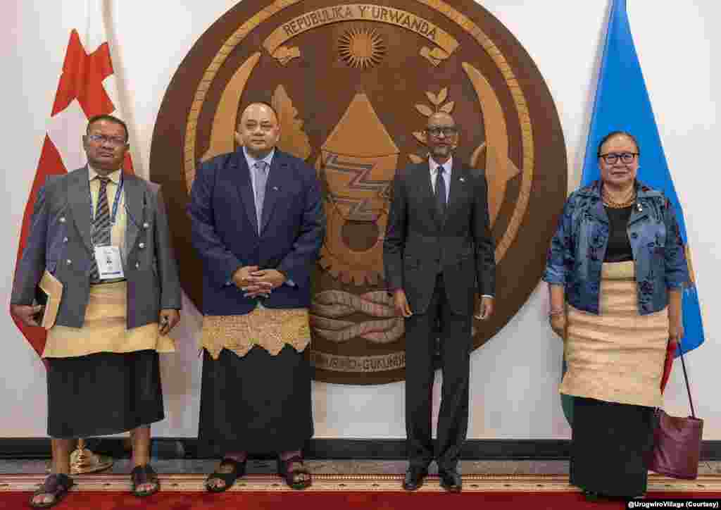 Mu bandi bitabiriye inama&nbsp; ya CHOGM , harimwo umushikiranganji wa mbere w&#39;Ubwami bwa Tonga ari we&nbsp;Hon. Siaosi Sovaleni&nbsp; (Ahagaze i bubamfu bwa Prezida&nbsp; Kagame.) Ubwami bwa Tonga buri mu bugize amabahari 170 yo muri Reta ya Polynesie. &nbsp;