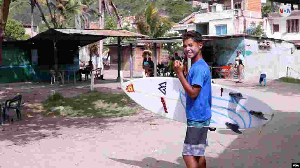 &ldquo;Si yo no surfeo, yo no sé, me vuelvo loco&rdquo;, dijo a la Voz de América Yandel Merentes, de 14 años. [Foto: VOA / Nicole Kolster].