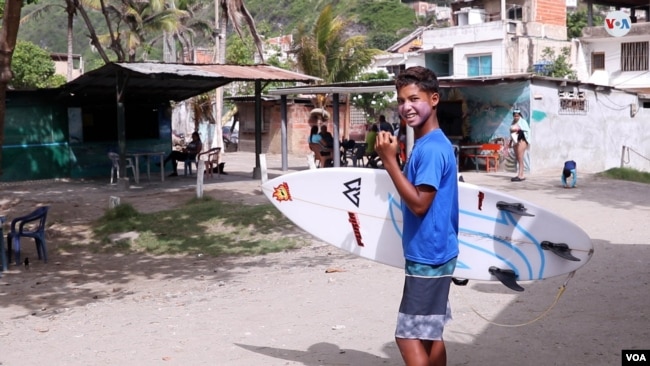 En Fotos | Venezuela: los niños de Anare conquistan las olas