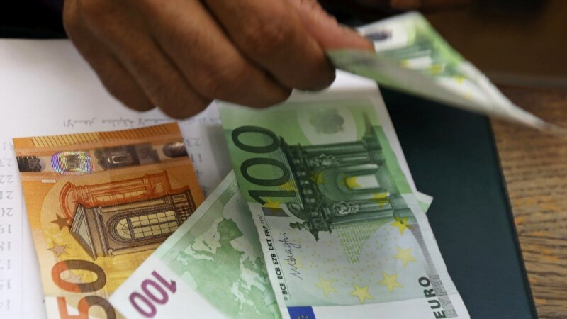 El euro cae al mínimo en 20 años, se aproxima a la paridad con el dólar