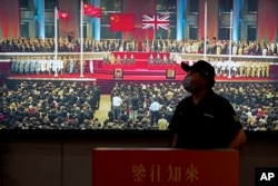Seorang pria mengunjungi sebuah pameran untuk menandai peringatan 25 tahun kembalinya bekas jajahan Inggris ke pemerintahan China, di Hong Kong, Jumat, 24 Juni 2022. Pihak berwenang Hong Kong, dengan alasan "alasan keamanan", telah melarang lebih dari 10 jurnalis meliput acara dan upacara minggu ini menandai peringatan 25 tahun kembalinya Hong Kong ke China, menurut Asosiasi Jurnalis Hong Kong. (Foto AP/Kin Cheung)