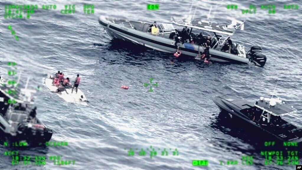资料照片：美国海岸警卫队公布的照片显示人们在波多黎各西北的公海水域站在一艘倾覆的小船上。(2022年5月12日)(photo:VOA)