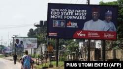 ARCHIVES - Les États du Nigeria organisent des élections locales à des dates différentes. Ici, des panneaux d'affichage de campagne le long d'une route dans l'État d'Edo, le 19 septembre 2020. 