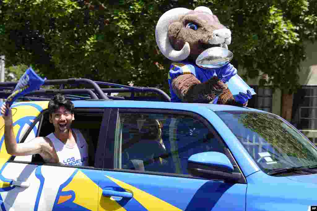 La mascota de los Rams de Los Ángeles, Rampage, con el Trofeo Vince Lombardi en la mano, en el tercer desfile anual de Juneteenth en Inglewood High School en Inglewood, California.