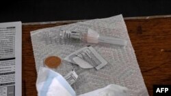 Ilustrasi - Suntikan vaksin flu diletakkan di atas meja di Comerica Park saat kota Detroit, Michigan menggelar dua hari suntikan flu gratis bagi mereka yang tidak memiliki asuransi, 10 November 2020. (Foto: SETH HERALD / AFP)