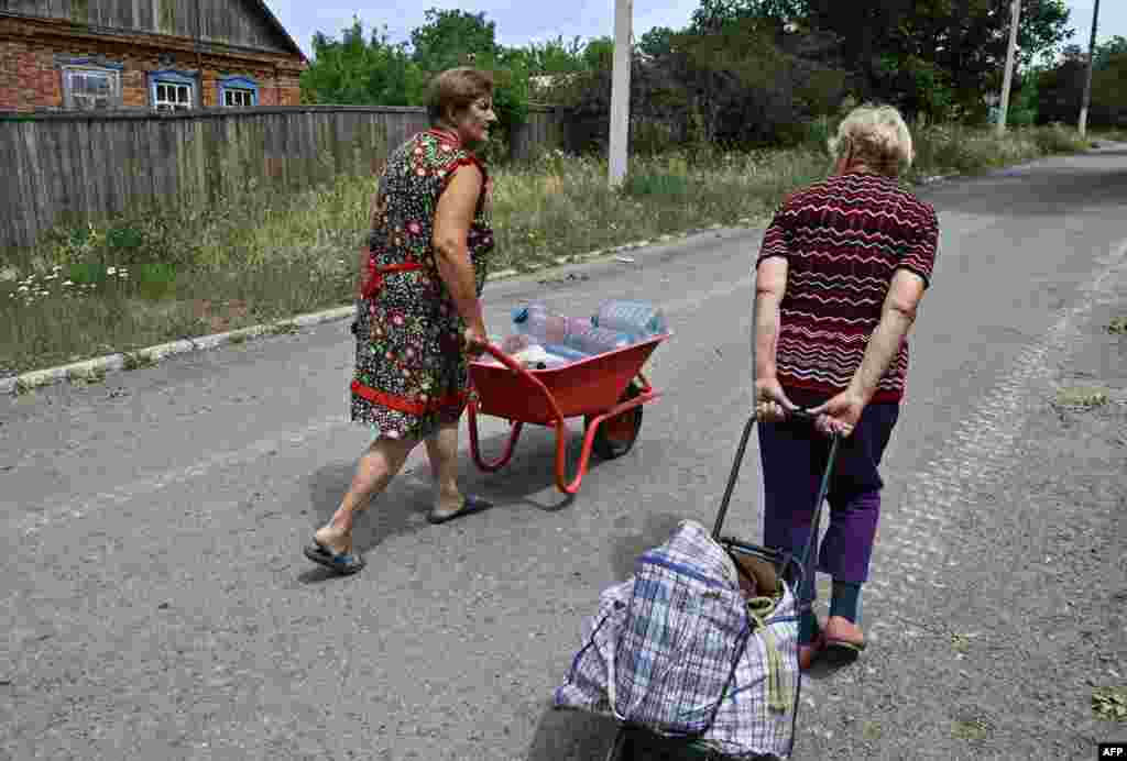 Quduqdan suv olib kelayotgan qishloq ahli. Siversk, Donetsk.&nbsp;