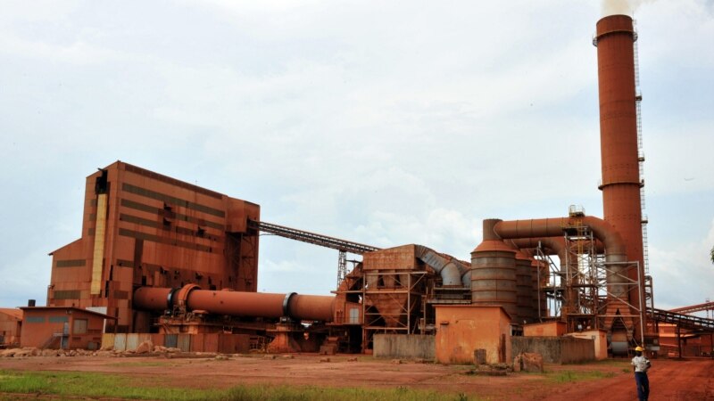 La junte guinéenne ordonne à deux géants miniers d'arrêter leurs activités