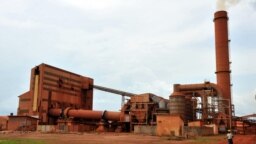 L'usine de bauxite de la plus grande entreprise minière de Guinée, la Compagnie des bauxites de Guinée (CBG), à Kamsar, une ville au nord de la capitale Conakry, prise le 23 octobre 2008. (Photo par Georges GOBET / AFP)