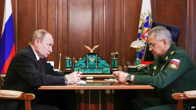 Presidenti rus Putin duke dëgjuar raportin e Ministrit të Mbrojtjes Shoigu në Kremlin (4 korrik 2022)