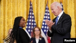 Presiden AS Joe Biden bertepuk tangan setelah menyerahkan penghargaan Presidential Medal of Freedom kepada pesenam AS Simone Biles di Gedung Putih, Washington, pada 7 Juli 2022. (Foto: Reuters/Kevin Lamarque)