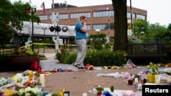 지난해 7월 미국 일리노이주 하이랜드파크 총기 난사 희생자 추모공간 방문객이 슬퍼하고 있다. (자료사진)