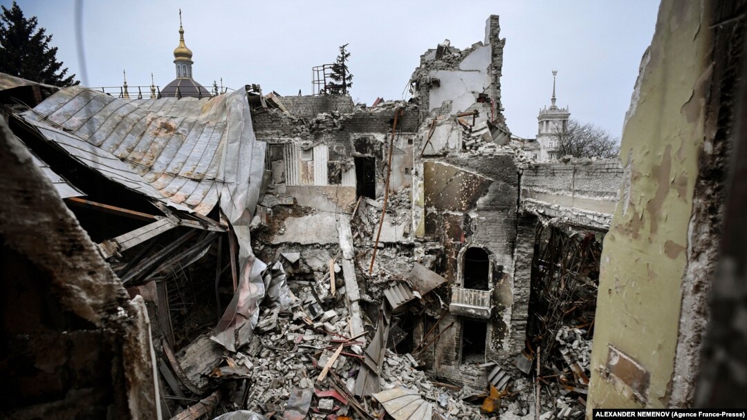 Teater drama Mariupol yang hancur sebagian, dibom 16 Maret lalu, di Mariupol pada 12 April 2022, saat pasukan Rusia mengintensifkan aksi untuk merebut kota pelabuhan yang strategis itu. (Foto: AFP)