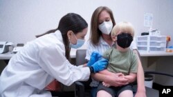 Foto de archivo. Un niño recibe una vacuna contra el COVID-19 en una farmacia Walgreens, e 20 de junio de 2022 en Lexington, S.C. (Foto AP/Sean Rayford)