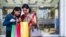 হাতে রঙিন শপিং ব্যাগ নিয়ে উৎসবের মরসুমে কেনাকাটা শেষে শপিংমলের বাইরে একসঙ্গে পোজ দিচ্ছেন মা এবং তাঁর মেয়ে।