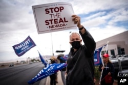 Pristalice Donalda Trumpa protestuju zbog navodne krađe glasova ispred okružne izborne komisije u Las Vegasu u Nevadi, 7. novembra 2020.