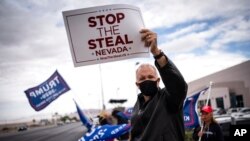 ARHIVA - Pristalice Donalda Trampa protestuju zbog navodne krađe glasova ispred okružne izborne komisije u Las Vegasu u Nevadi, 7. novembra 2020.