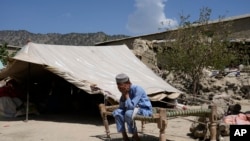 یک پسر در ولایت پکتیکا که خانه اش را در اثر زلزلهٔ اخیر در آن ولایت از دست داده است