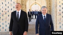 Prezident Shavkat Mirziyoyev bu hafta Ozarbayjon rahbari Ilhom Aliyevni mehmon qildi. Aliyev mamlakatini 2003-yildan beri boshqaradi. Hokimiyat unga otasi Haydar Aliyevdan o'tgan