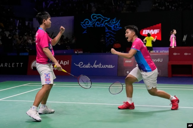 Apriyani Rahayu (kanan), dan Siti Ramadhanti meluapkan kegembiraan mereka setelah mencetak poin melawan pebulutangkis Jepang Mayu Matsumoto dan Wakana Nagahara pada pertandingan babak pertama ganda putri Indonesia Open di Stadion Istora Gelora Bung Karno, Jakarta, 15 Juni , 2022. (AP Photo/Dita Alangkara)