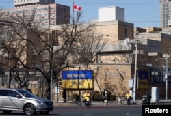加拿大驻中国大使馆外墙贴出乌克兰国旗与支持乌克兰的中文字样。（2022年3月2日）