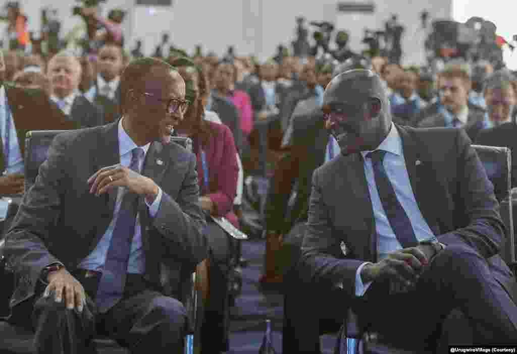 Kuri ino foto, prezida w&#39;u Rwanda Paul Kagame yari kumwe n&#39;umushikiranganji wa mbere w&#39;izinga rya Bahamas ari we&nbsp;Philip Davis. Ino foto yafatiwe mu nama y&#39;ubutunzi n&#39;abanyamitahe b&#39;ibihugu bigize Commonwealth.&nbsp; &nbsp;