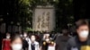 Ilustrasi - Siswa yang mengenakan masker berjalan keluar dari tempat ujian masuk universitas "gaokao" nasional tahunan, yang ditunda di kota itu karena wabah COVID-19 di Shanghai, China, 7 Juli 2022. (REUTERS/Aly Lagu Lei Feng)
