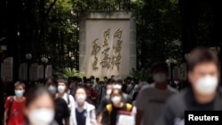 Ilustrasi - Siswa yang mengenakan masker berjalan keluar dari tempat ujian masuk universitas "gaokao" nasional tahunan, yang ditunda di kota itu karena wabah COVID-19 di Shanghai, China, 7 Juli 2022. (REUTERS/Aly Lagu Lei Feng)