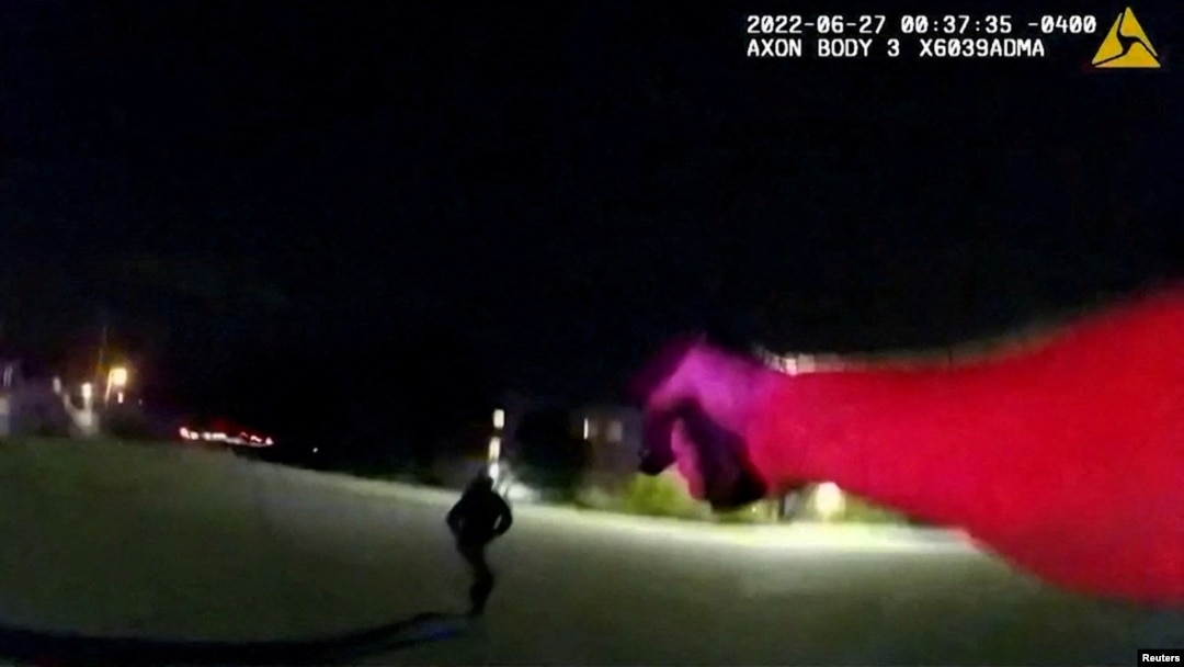Isečak sa snimka policije Ohaja, na kojem se vidi da policajac upire pištolj u Džejlenda Vokera