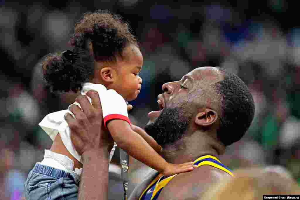 Draymond Green celebra com a sua filha Kyla Green após a vitória dos Golden State Warriors frente ao Boston Celtics, em jogo 6 da final da NBA