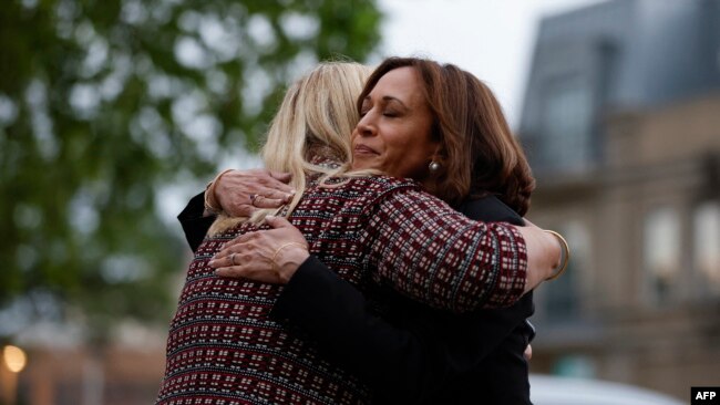 Wakil Presiden AS Kamala Harris (kanan) memeluk Wali Kota Highland Park Nancy Rotering ketika ia berkunjung ke lokasi penembakan masal di Highland Park, Illinois, pada 5 Juli 2022. (Foto: AFP/Kamil Krzaczynski)