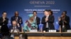 2022年6月17日，世界貿易組織總幹事伊韋阿（中左）在日內瓦世貿組織總部舉行的世界貿易組織部長級會議閉幕式後，會議主席蘇萊梅諾夫（右二）在旁邊鼓掌。