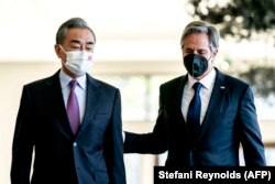 Menteri Luar Negeri AS Antony Blinken (kanan) dan Menteri Luar Negeri China Wang Yi berbicara sebelum pertemuan di Nusa Dua, Bali pada 9 Juli 2022. (Foto: AFP/Stefani Reynolds)