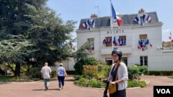 Voters sunday at city hall in neuilly plaisance, outside paris, june 19, 2022. (lisa bryant / voa)