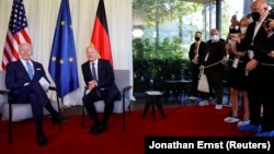 Le chancelier allemand Olaf Scholz (à droite) et le président américain Joe Biden lors d'une réunion bilatérale avant le sommet du G7 en Allemagne, le 26 juin 2022. 