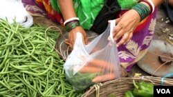 Vegetable sellers in India have long used as thin as 8-micron single-use plastic carry bags. (Shaikh Azizur Rahman/VOA)