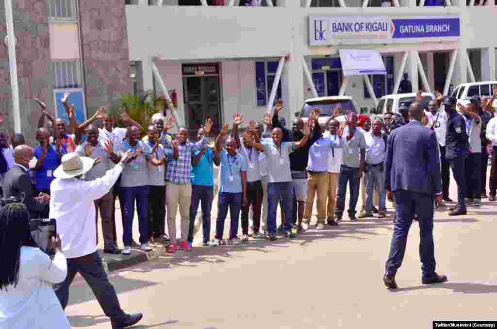 Prezida wa Uganda Yoweri Kaguta Museveni ymabuka umupaka wa Gatuna imbere yo kuja muri CHOGM 2022.