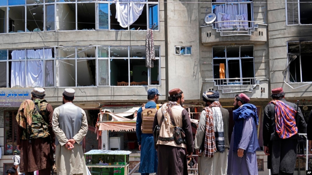 Tentara Taliban berkumpul di lokasi ledakan di depan kuil Sikh di Kabul, Afghanistan, 18 Juni 2022. (Foto: AP)