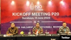 Diskusi menjelang pertemuan parlemen G20, di Surabaya, 15 Juni 2022. (Foto: Twitter/fadlizon)