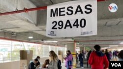 Colombianos votan en la primera vuelta de las elecciones presidenciales en Colombia, el domingo 29 de mayo de 2022, en el Centro Comercial Unicentro, en Bogotá. [Foto: Karen Sánchez]