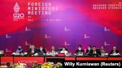 Глава МИД Индонезии Ретно Марсуди обращается к участникам встречи G20 на о. Бали, Индонезия, 8 июля 2022 г. (фото REUTERS/Willy Kurniawan/Pool)