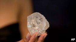 1109-каратовий діамант із Ботсвани, проданий на аукціоні Сотбіс у Лондоні в 2016 році. Фото зроблене 14 червня 2016 року. AP/Мет Данхем