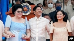 Presiden Ferdinand Marcos Jr. berdiri bersama ibunya Imelda Marcos, kiri, dan istrinya Maria Louise Marcos, kanan, Kamis, 30 Juni 2022 di Manila, Filipina. (Foto: AP/Aaron Favila)