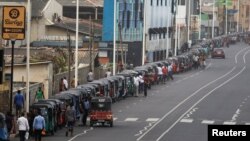 در بحبوحه بحران اقتصادی و کمبود سوخت، خودروهای سه چرخ در شهر کلمبوی سریلانکا برای خرید بنزین صف کشیده‌اند - ۵ ژوئیه ۲۰۲۲ (۱۴ تیر ۱۴۰۱)