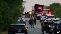 27일 미국 텍사스주 샌안토니오 외곽에서 시신 46구가 발견된 트레일러와 주변 지역을 경찰이 조사하고 있다. 