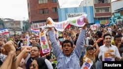 Partidarios celebran después de que el candidato presidencial de izquierda colombiano Gustavo Petro de la coalición del Pacto Histórico ganara la segunda vuelta de las elecciones presidenciales, en Cali, Colombia, el 19 de junio de 2022. REUTERS/David Lombeida