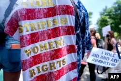 Demonstran hak aborsi berkumpul di depan Mahkamah Agung AS pada Hari Kemerdekaan di Washington, DC, pada 4 Juli 2022. (Foto: AFP/Stefani Reynolds)