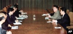 아베 신조 전 일본 총리(왼쪽 3번째)는 지난 2002년 9월 고이즈미 준이치로 당시 일본 총리(왼쪽 4번째)의 북한 방문을 수행하고 김정일 북한 국방위원장과의 회담에도 배석했다.