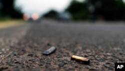 Casquillos de armas de alto calibre se observan en una carretera de México donde policías estatales cayeron en una emboscada de narcotraficantes en Michoacán, el 14 de octubre de 2019.